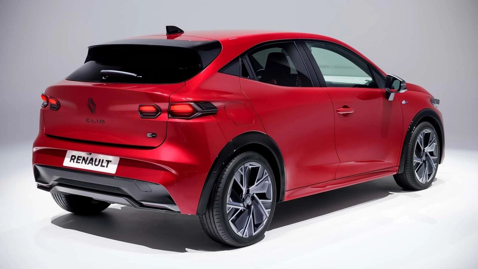 Yeni Renault Clio Tanıtıldı: Yenilenen Tasarım ve Özellikler