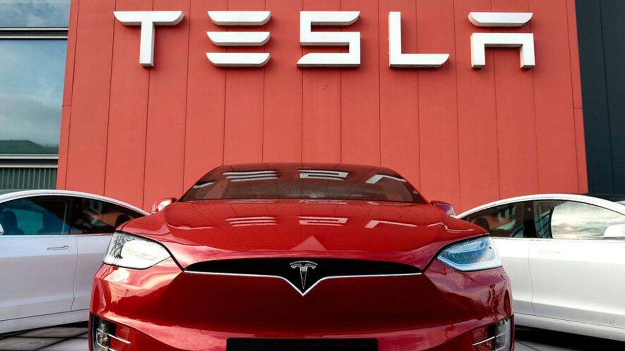 Paris taksi firması Tesla araçlarının kullanımını askıya aldı