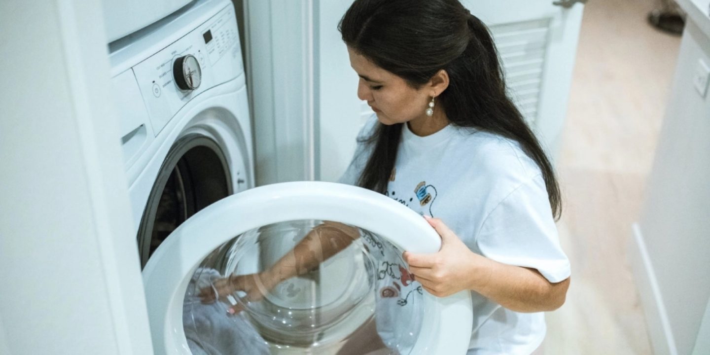 LG susuz çamaşır makinesi üzerinde çalışıyor