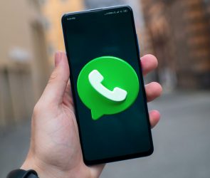 WhatsApp mesajlara emoji ile tepki verme özelliğini tanıttı