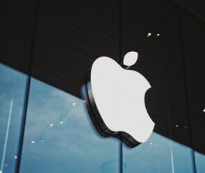 apple dunyanin en degerli sirketi olma unvanini kaybetti