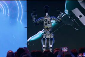 Elon Musk Tesla AI Günü’nde insansı robot prototipini gösteriyor
