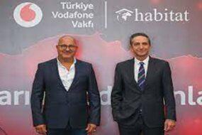 Türkiye Vodafone Vakfı ve Habitat Derneği’nin işbirliğinin katkılarıyla yürütülen “Yarını Kodlayanlar” programı içeriğinde afet bölgesindeki çocukların eğitimine katkıda bulunmak için yeni bir proje başlatıldı.