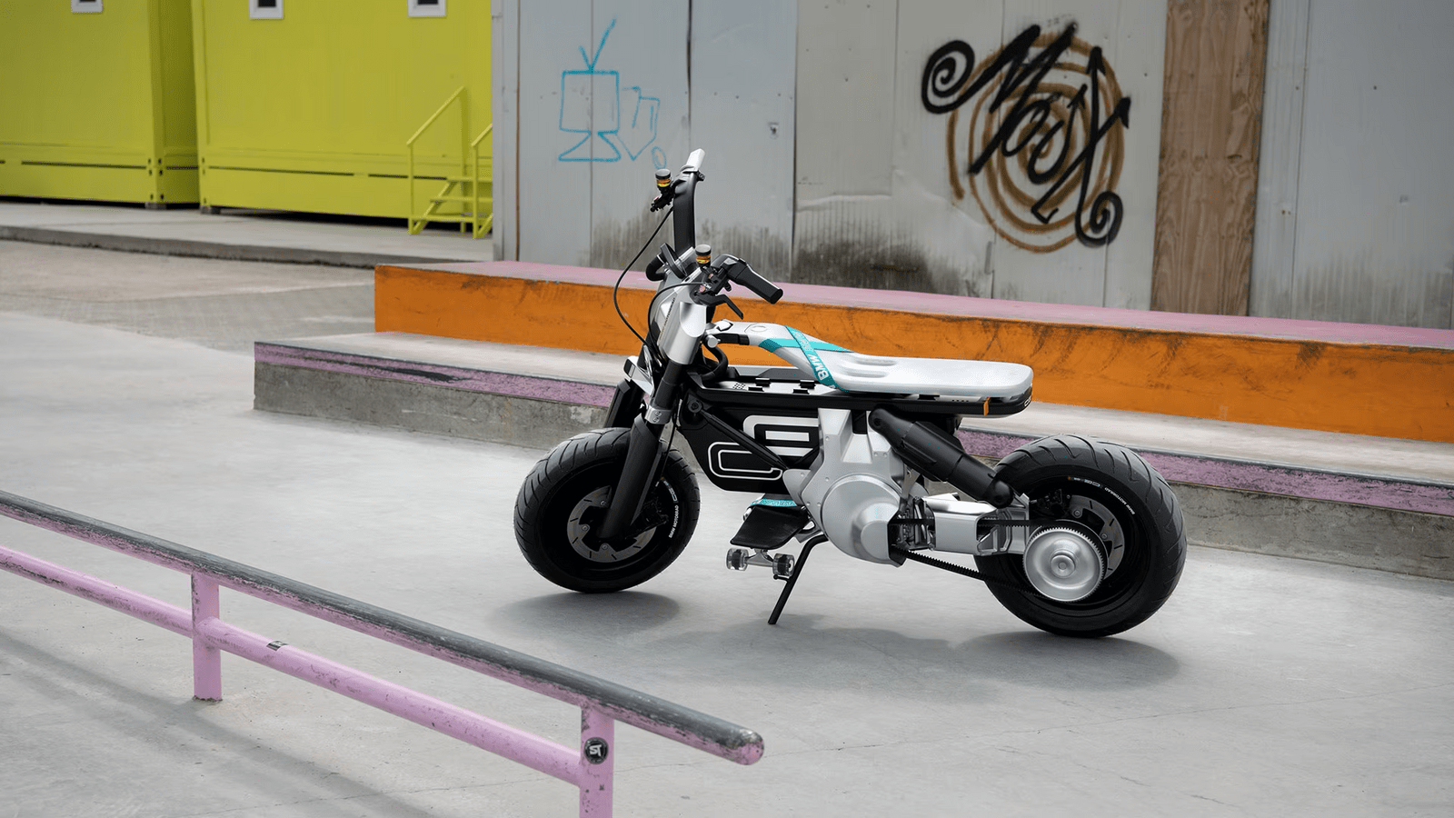 BMW’nin CE 02 elektrikli scooter’ı şehir içi ulaşım alanında ilerliyor
