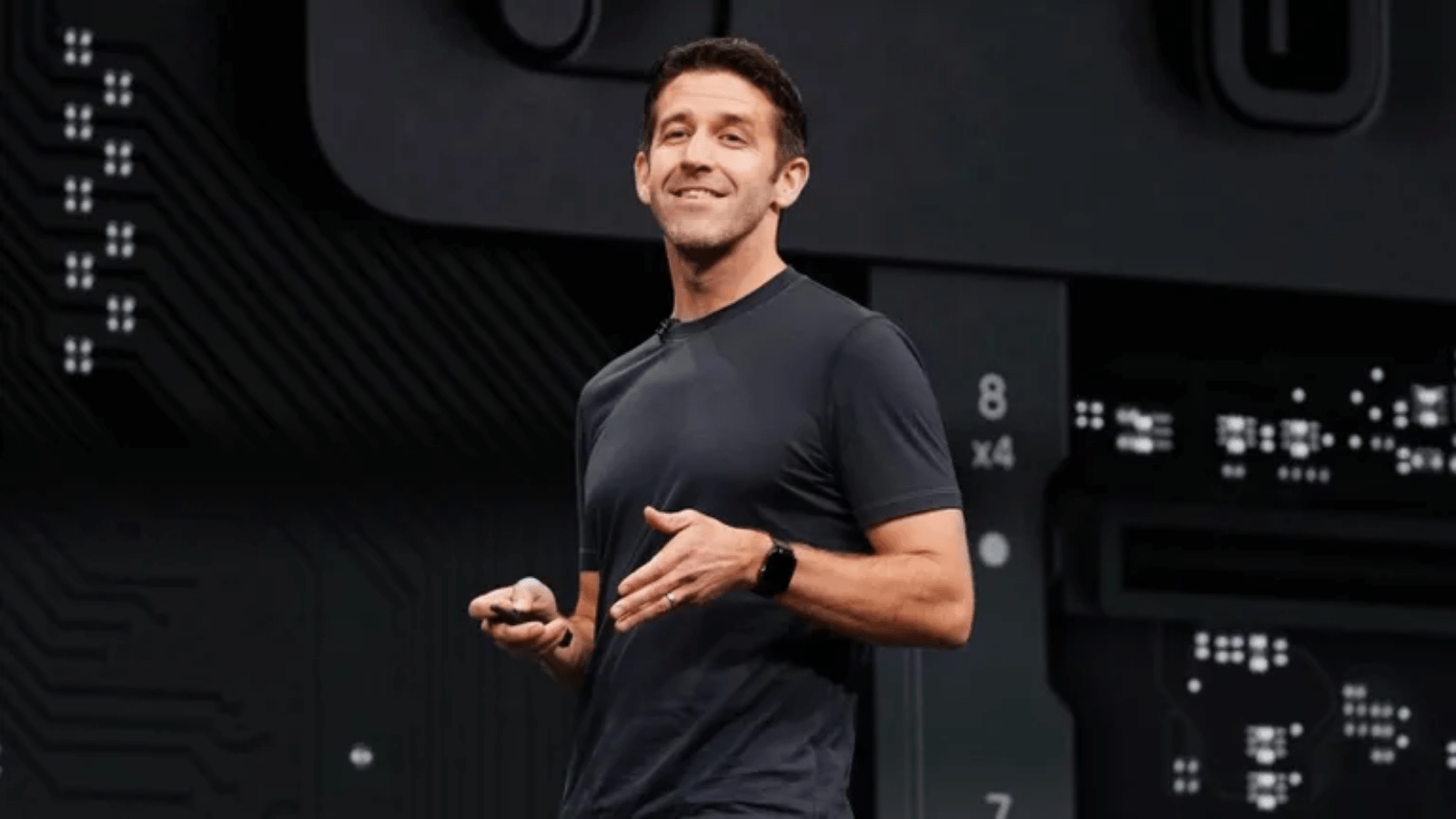 Tim Cook, John Ternus’a Karşı Yakınlık Besliyor