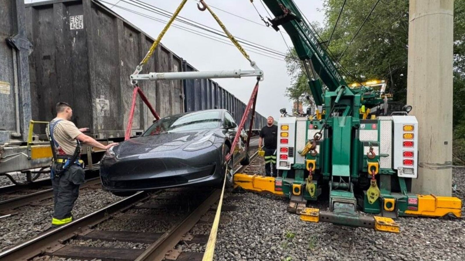 Tesla Otonom Sürüş Modundayken Raylara Sıkıştı: Tren Çarptı 2 Tesla