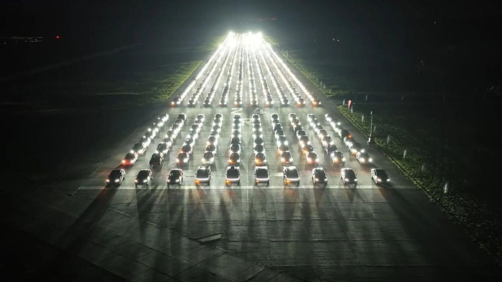 Tesla Araçları 4300 Metredeki Işık Gösterisiyle Rekor Kırdı