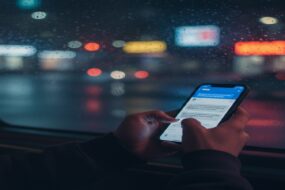 iPhone klavyesinde yazım hatası, gecikme veya yanlış otomatik düzeltme yaşıyorsanız sözlük sıfırlama, iOS ayar düzenlemeleri ve alternatif klavye uygulamalarıyla sorunu giderebilirsiniz. (