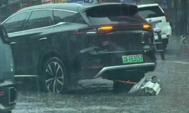 Yolda Giden BYD`nin Motoru Düştü