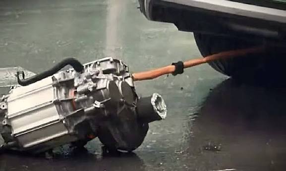 Yolda Giden BYD`nin Motoru Düştü 3 Olayın Nedeni Hâlâ Netleşmedi