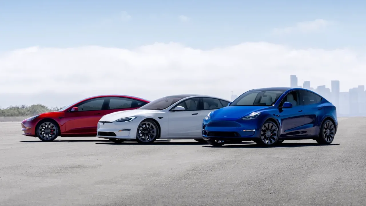 Tesla Türkiye'de Takas Sistemi Mi Getiriyor? 2 Tesla'dan Türkiye'de İkinci El Hamlesi