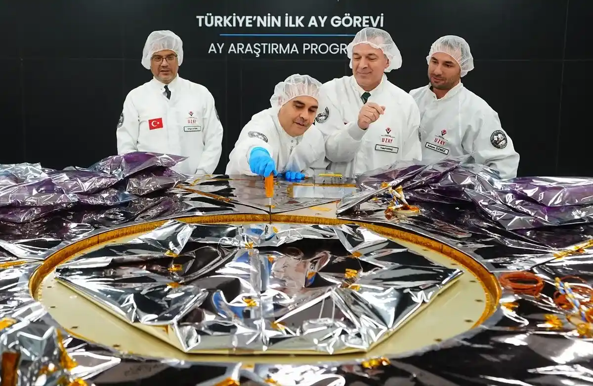 2027’de Türkiye’nin Ay Yolculuğu Başlıyor 2 Türkiye’nin Ay uzay aracına uygulanan çevresel testleri gösteren temsili görsel