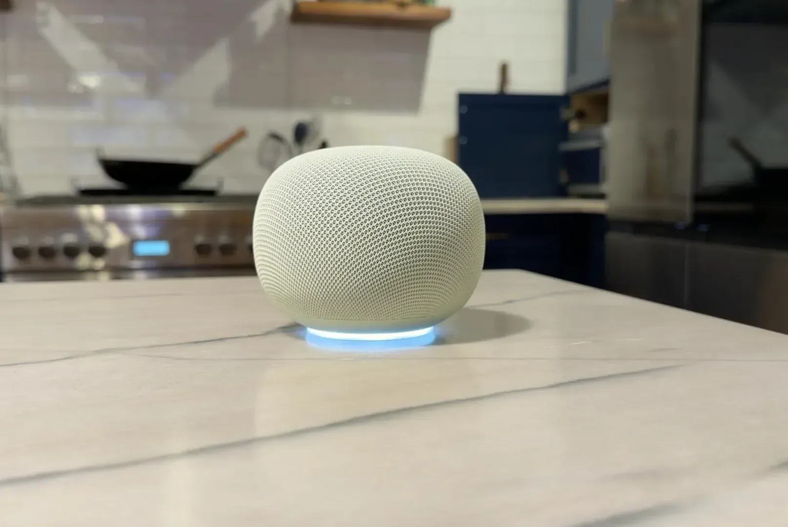 Google Home Artık Claude ve Diğer Yapay Zeka Modelleriyle Çalışacak 3 Yapay zekâ asistanına bağlanan akıllı ev cihazlarını gösteren temsili Google Home MCP görseli.