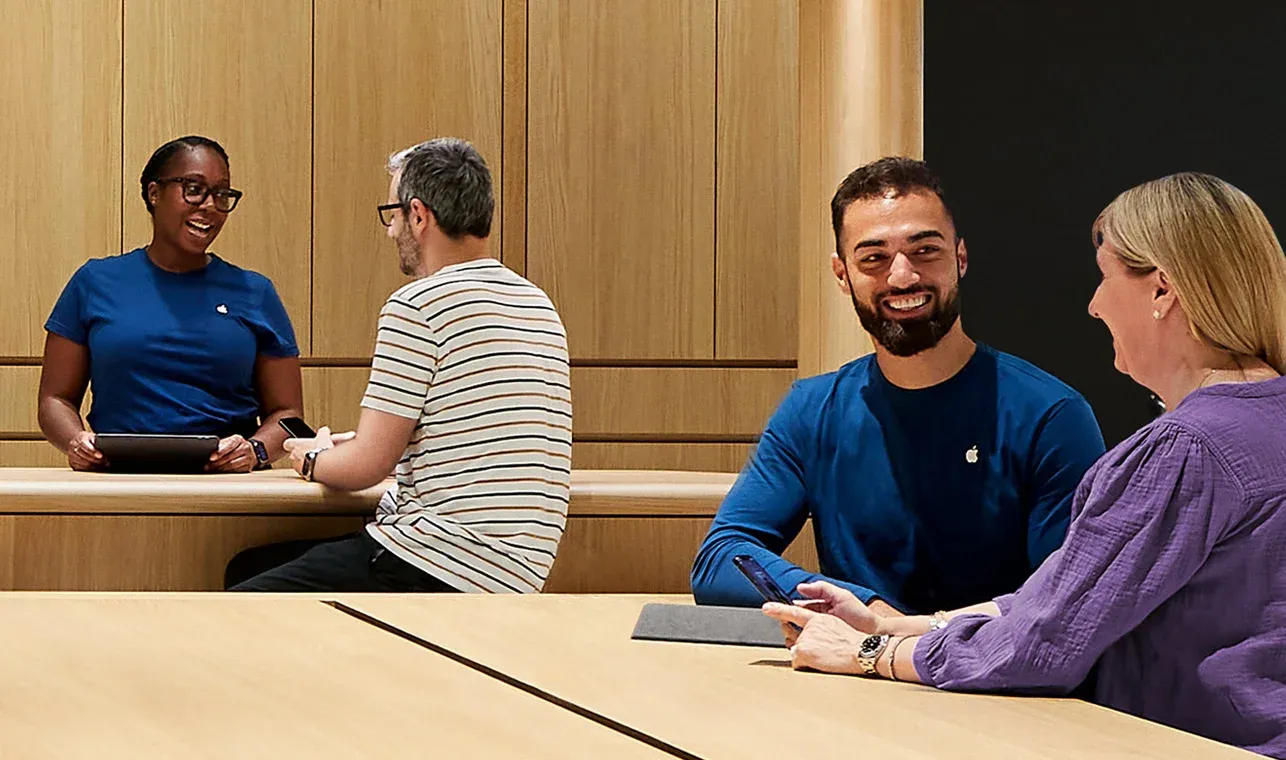 Apple Store Genius Bar alanında müşterilere destek veren çalışanlar