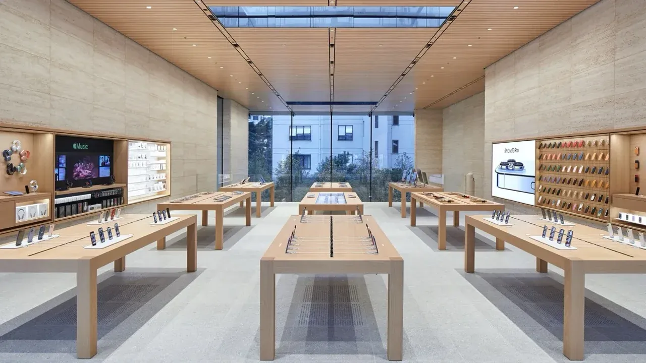 Yeni tasarım değişikliklerinin planlandığı modern Apple Store iç mekânı