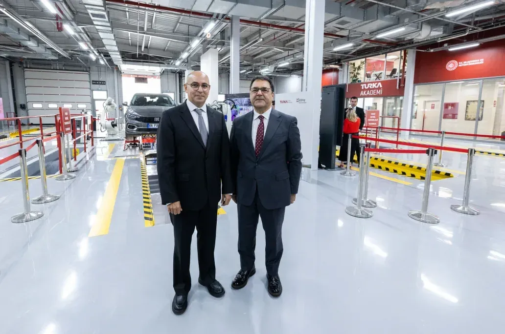 Araç Muayenesine Robotik Destek Geliyor 2 Türkiye’de araç muayene hizmetleri 2027’de yeni bir döneme hazırlanıyor. TURKA ile Altınay Robot Teknolojileri’nin iş birliği, ölçümlerde robotik sistemlerin ve dijital kayıtların kullanımını hedefliyor.