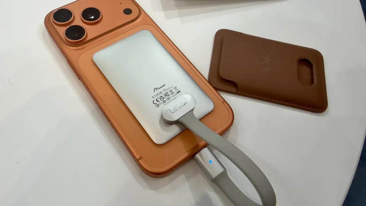 Kart Kadar İnce Bir SSD Mobil Çekim Alışkanlıklarını Değiştirebilir mi? 2 iPhone arkasına takılan Lexar Muse taşınabilir SSD ve manyetik SnapLink kablosu