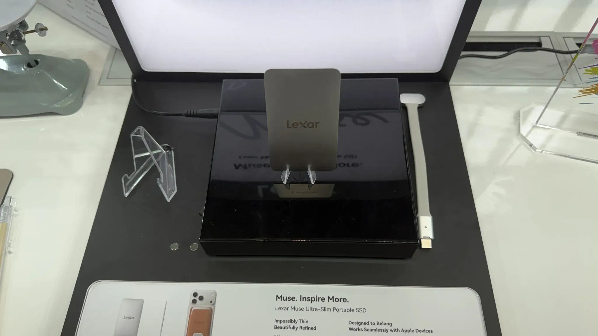 Kart Kadar İnce Bir SSD Mobil Çekim Alışkanlıklarını Değiştirebilir mi? 3 IFA 2026 standında sergilenen ultra ince Lexar Muse taşınabilir SSD