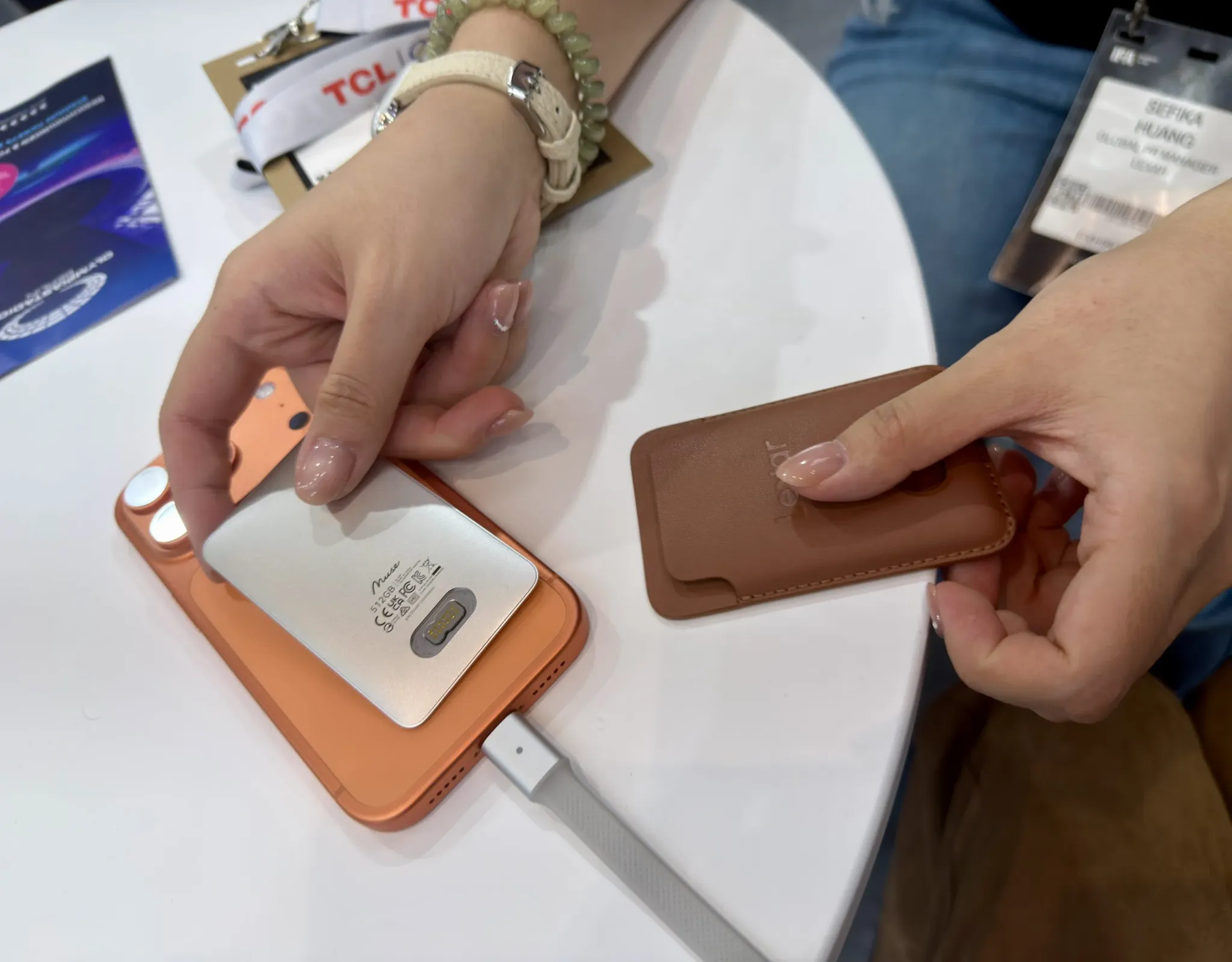 Kart Kadar İnce Bir SSD Mobil Çekim Alışkanlıklarını Değiştirebilir mi? 4 Lexar Muse taşınabilir SSD ve iPhone uyumlu kahverengi manyetik kılıf