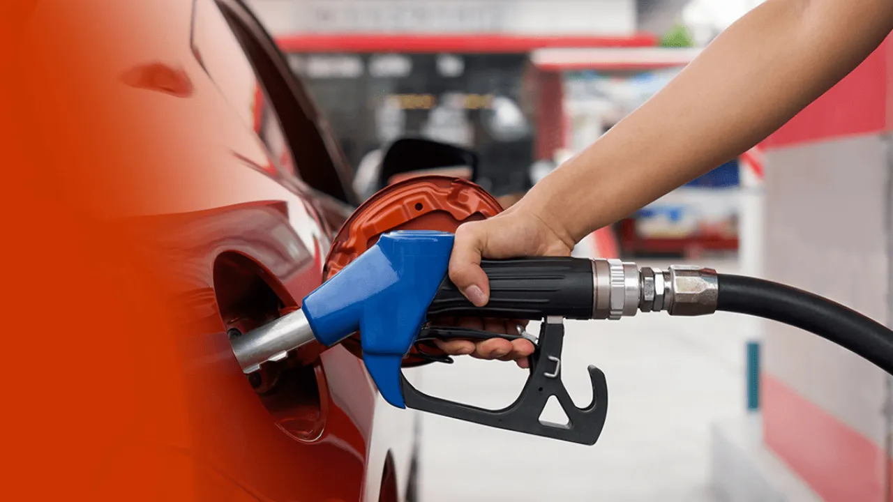 Akaryakıt istasyonunda bir araca motorin doldurulmasını gösteren temsili görsel.
