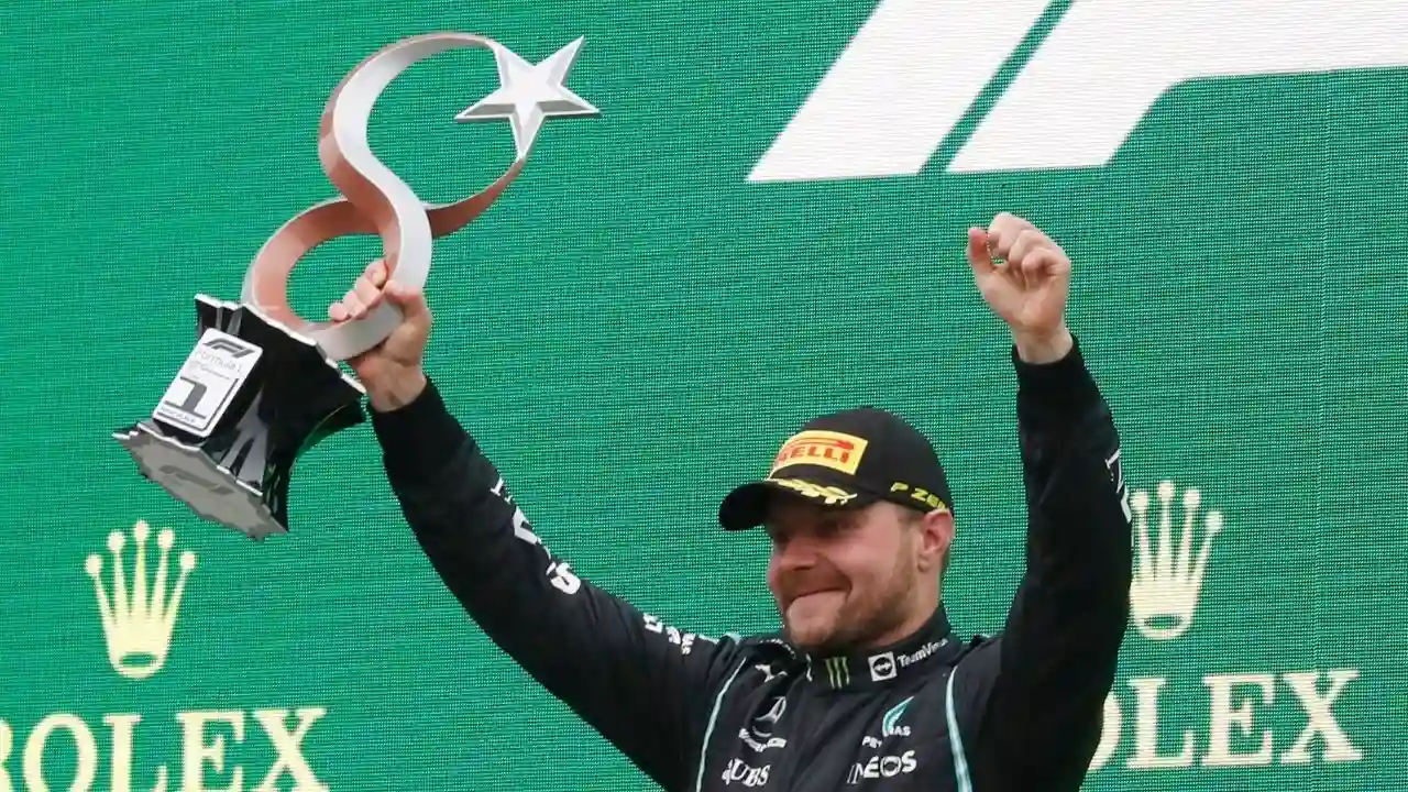 Formula 1 Türkiye Grand Prix’i için Tarih Verildi 2 1. İstanbul Park’ın uzun virajını temsil eden Formula yarış aracı illüstrasyonu