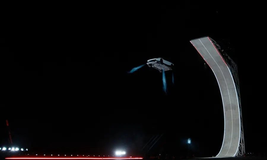 Havada Takla Atan Uçan Araba Tesla Roadster 2 Tesla Roadster Uçabiliyor