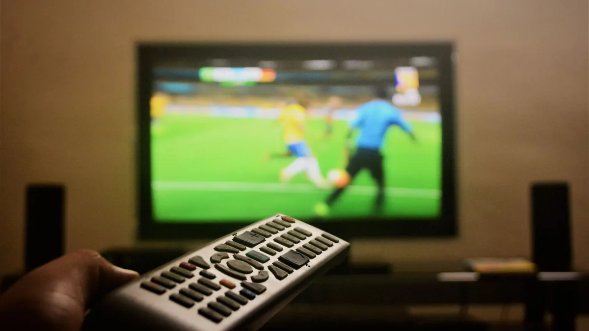 Galatasaray Fenerbahçe derbisi televizyondan canlı izleniyor