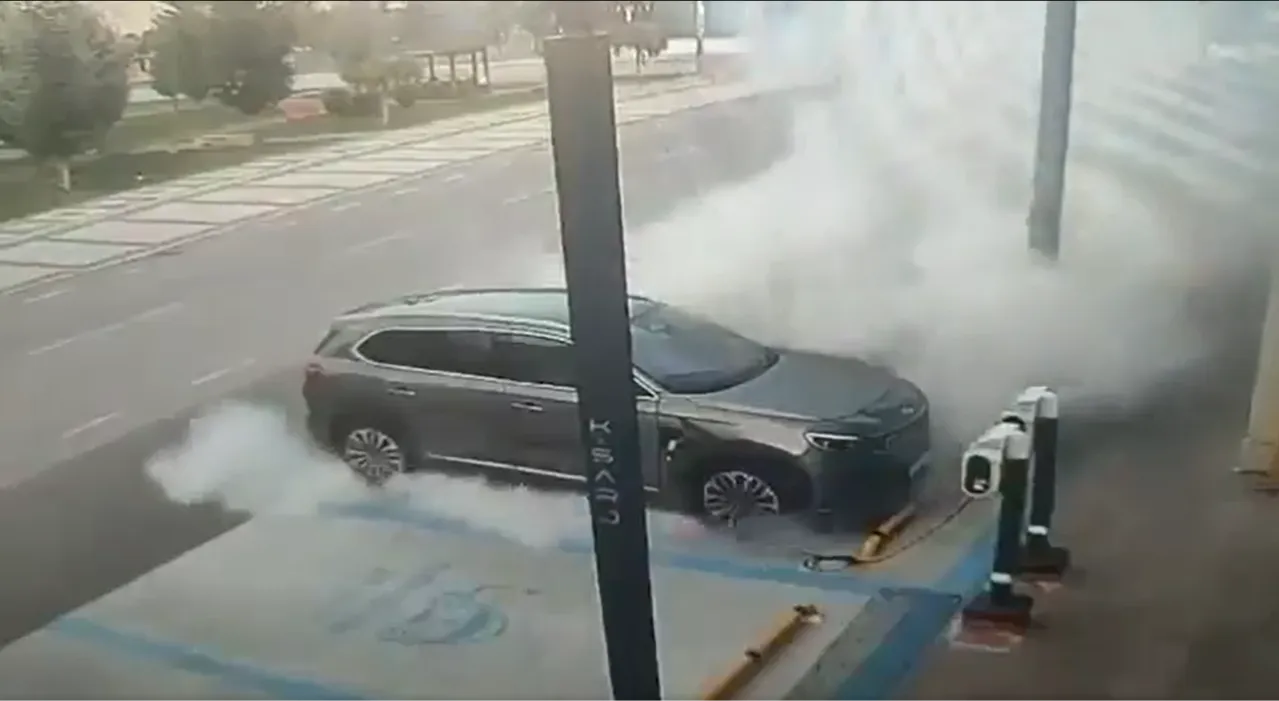 Kayseri’de Park Halindeki Togg T10X Yandı 2 Kayseri’nin Melikgazi ilçesinde şarj istasyonunda park halindeki Togg T10X yanarak kullanılamaz hale geldi.