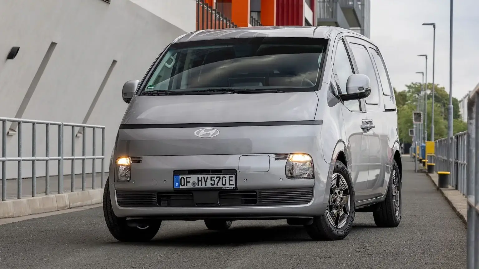 Elektrikli Hyundai STARIA Cargo Tanıtıldı 6 Hyundai STARIA Cargo, 450 kilometreye kadar WLTP menzili, uygun koşullarda 20 dakikalık yüzde 10–80 hızlı şarj süresi ve 1.040 kilogram taşıma kapasitesiyle tanıtıldı.