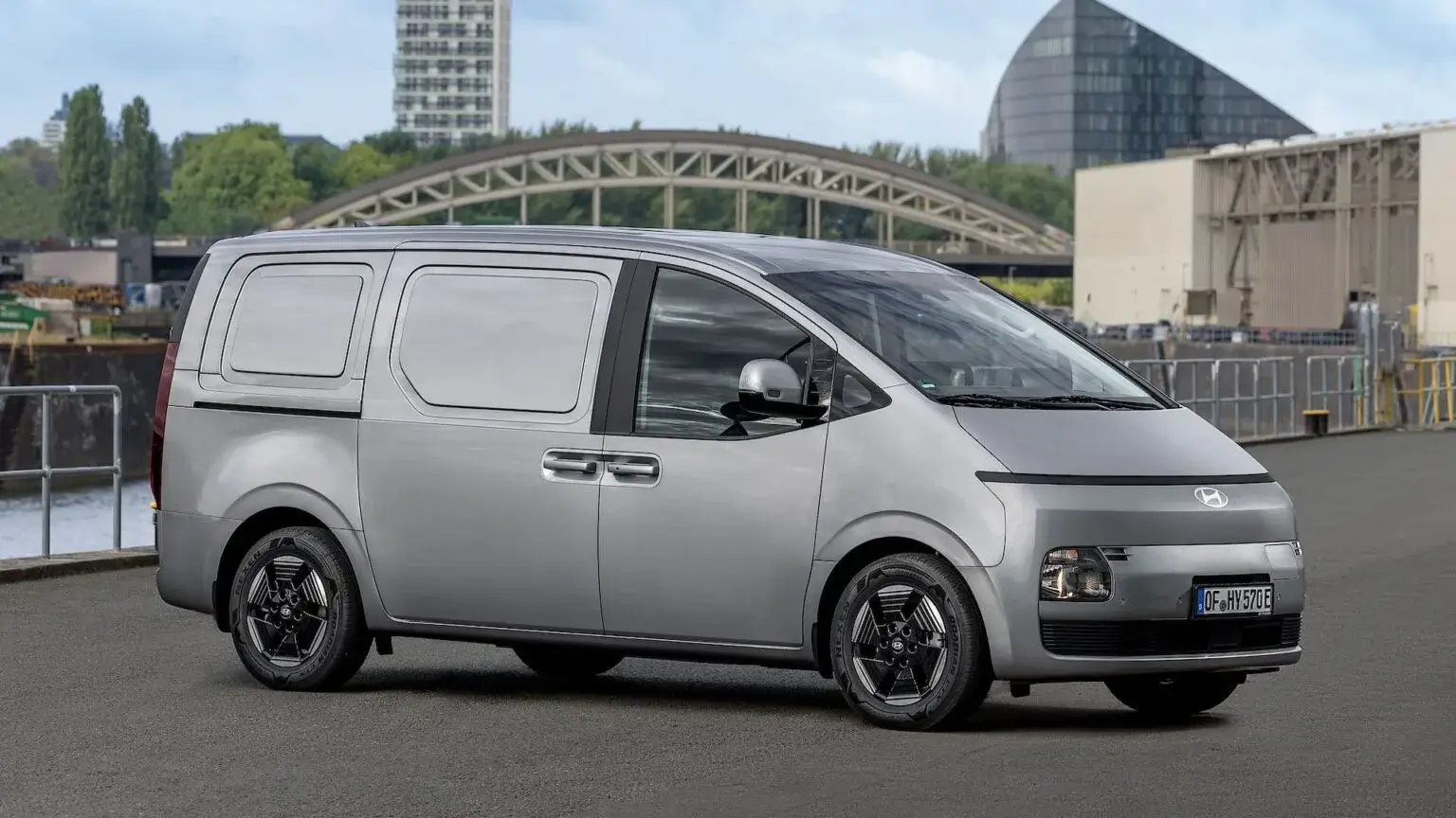Hyundai STARIA Cargo, 450 kilometreye kadar WLTP menzili, uygun koşullarda 20 dakikalık yüzde 10–80 hızlı şarj süresi ve 1.040 kilogram taşıma kapasitesiyle tanıtıldı.