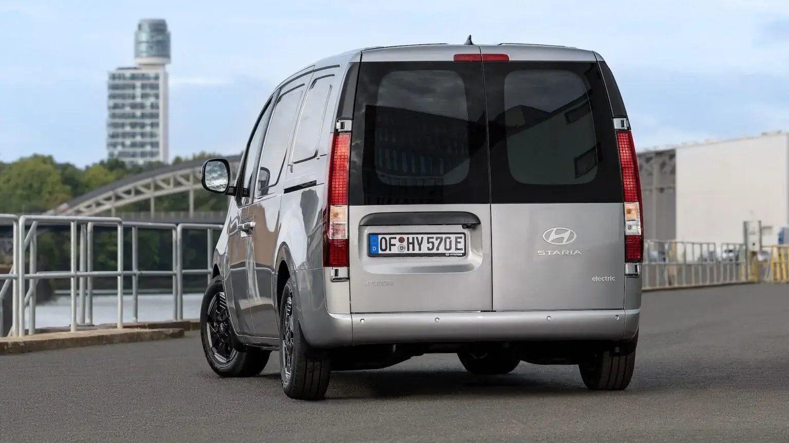 Elektrikli Hyundai STARIA Cargo Tanıtıldı 4 Hyundai STARIA Cargo, 450 kilometreye kadar WLTP menzili, uygun koşullarda 20 dakikalık yüzde 10–80 hızlı şarj süresi ve 1.040 kilogram taşıma kapasitesiyle tanıtıldı.
