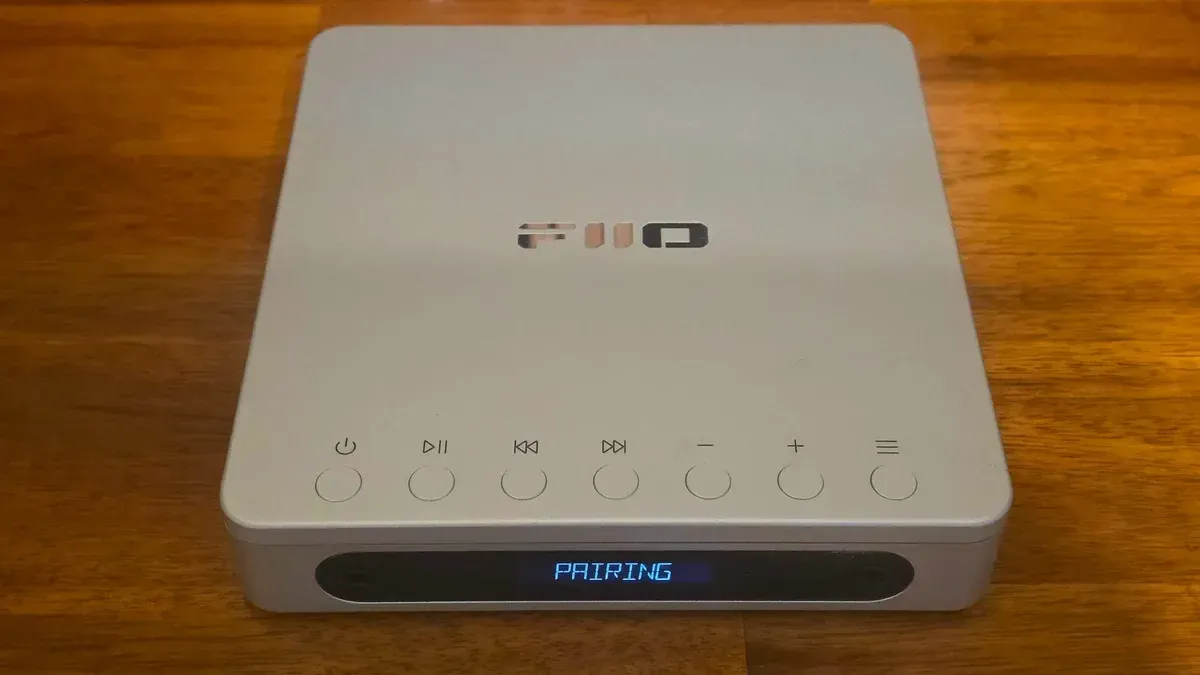 CD Çalarlar Yeniden İlgi Görüyor 3 ABD’de 2026’nın ilk yarısında CD satış adedi yüzde 45,7, CD gelirleri yüzde 58,6 arttı. Yeni CD çalarların Bluetooth, USB ve kulaklık bağlantılar