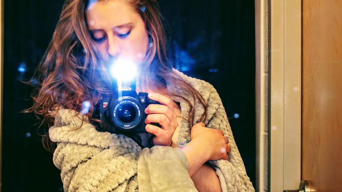 Kırmızı göz efekti flaşlı fotoğraf makinesi