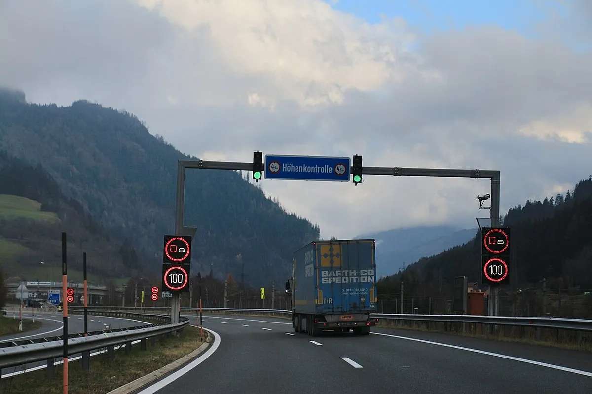 Avrupa Otoyollarında 100 Km/Saat Hız Sınırı Önerisi Gündemde 3 Avrupa otoyollarında benzinli ve dizel araçlar için 100 km/saat hız sınırı önerildi. Elektrikli araçlar