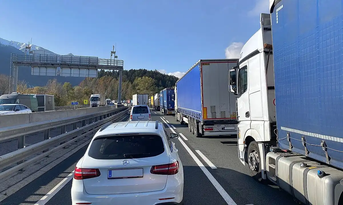 Avrupa Otoyollarında 100 Km/Saat Hız Sınırı Önerisi Gündemde 2 Avrupa otoyollarında benzinli ve dizel araçlar için 100 km/saat hız sınırı önerildi. Elektrikli araçlar