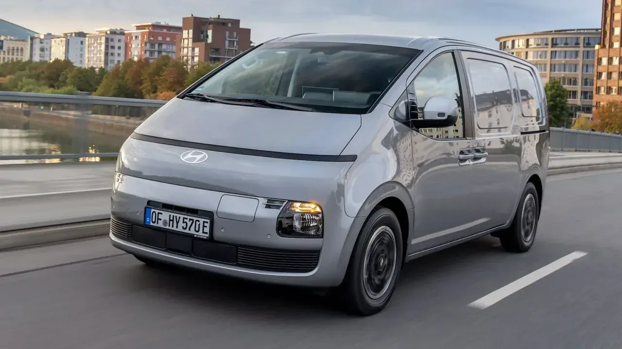 Elektrikli Hyundai STARIA Cargo Tanıtıldı 2 Hyundai STARIA Cargo, 450 kilometreye kadar WLTP menzili, uygun koşullarda 20 dakikalık yüzde 10–80 hızlı şarj süresi ve 1.040 kilogram taşıma kapasitesiyle tanıtıldı.