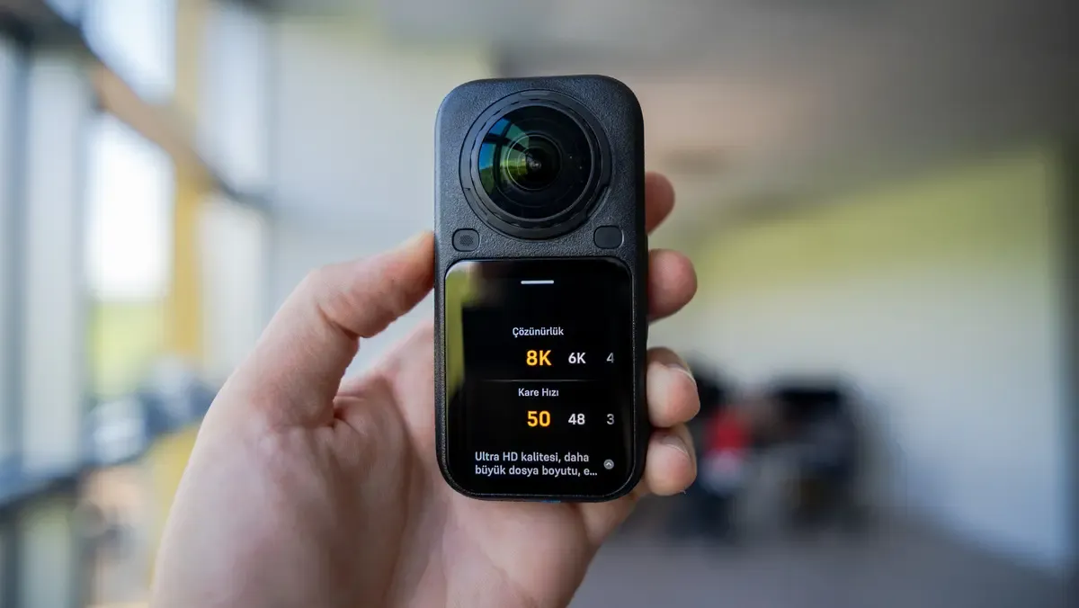 Insta360 X6’nın 8K 50 fps 360 derece video, 120 megapiksel fotoğraf, 64 GB dahili depolama ve 20 metre suya dayanıklılık özelliklerini inceleyin.