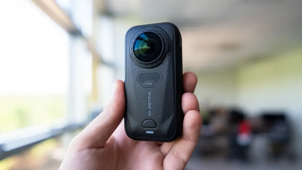Insta360 X6’nın 8K 50 fps 360 derece video, 120 megapiksel fotoğraf, 64 GB dahili depolama ve 20 metre suya dayanıklılık özelliklerini inceleyin.