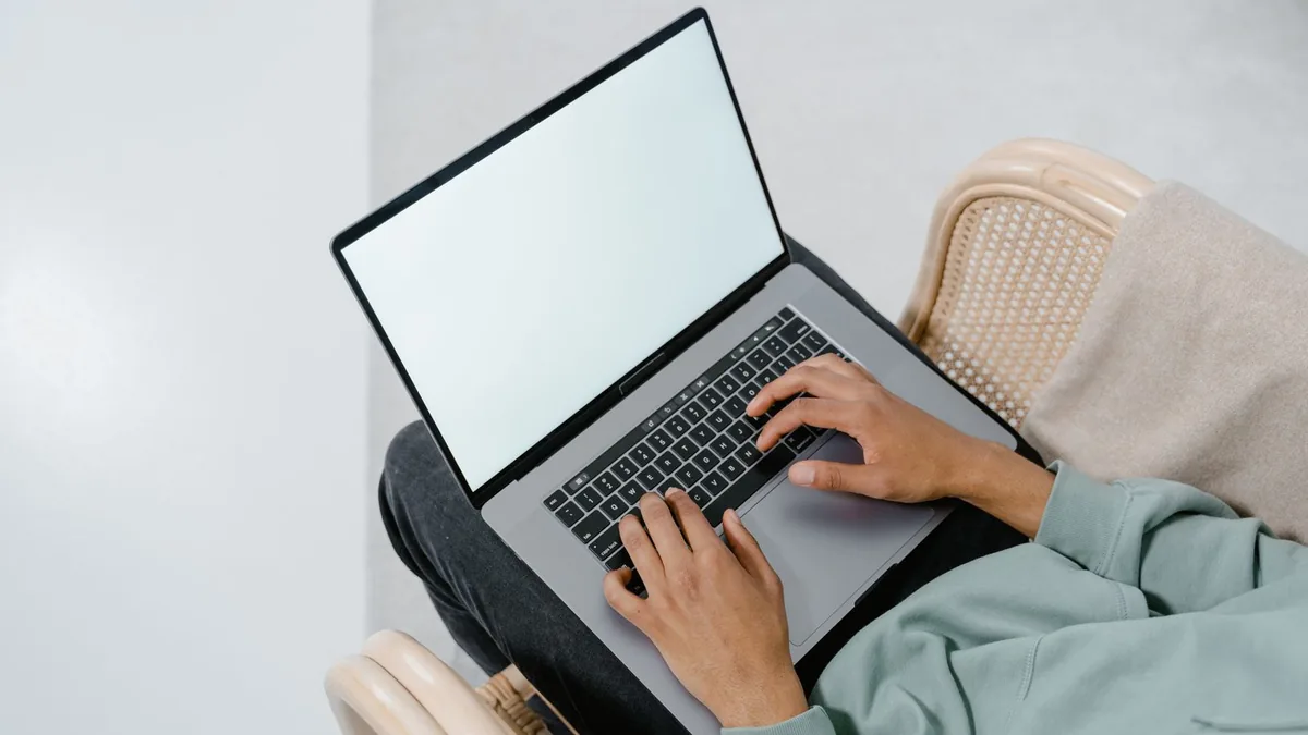 Laptopu kucakta kullanmak cilde ısı yükü bindirir