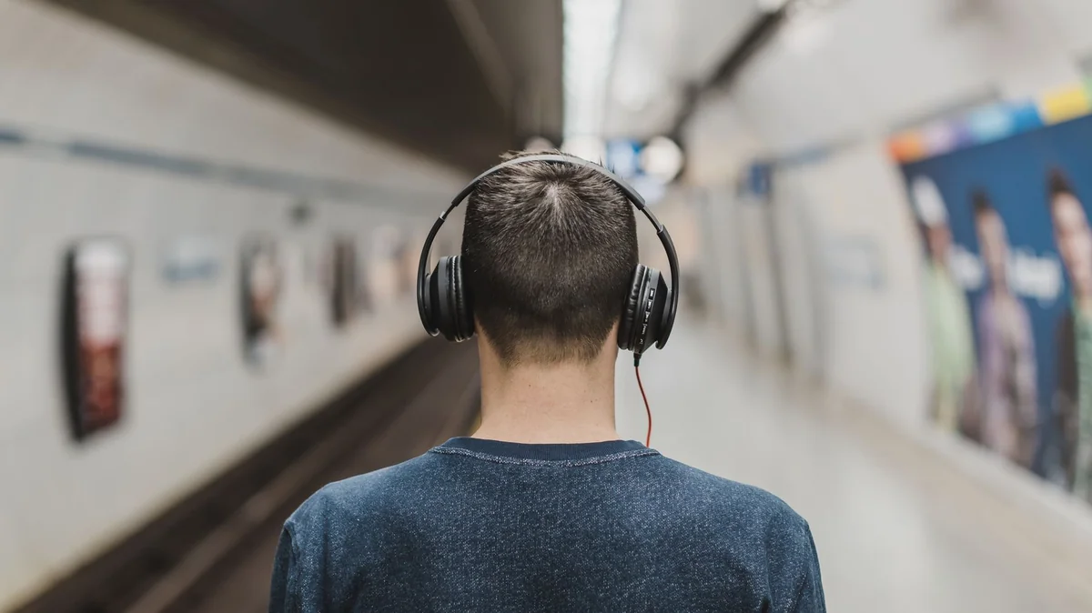 Kulaklıkla yüksek sesle müzik dinleyen kişi