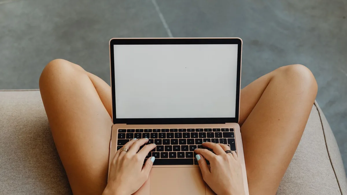 Laptopu Kucakta Kullanmak Zararlı mı? 2 Laptopu kucakta kullanmak uzun sürede ciltte iz bırakabilir