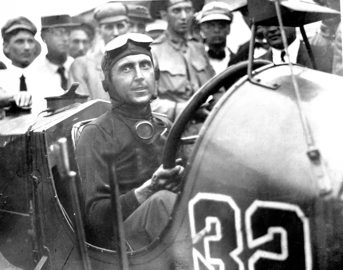 Dikiz Aynası Nasıl Ortaya Çıktı 3 Dikiz aynasının ortaya çıkışı yalnızca 1911 Indianapolis 500 yarışına dayanmıyor. Dorothy Levitt’in 1909’da önerdiği el aynasını,