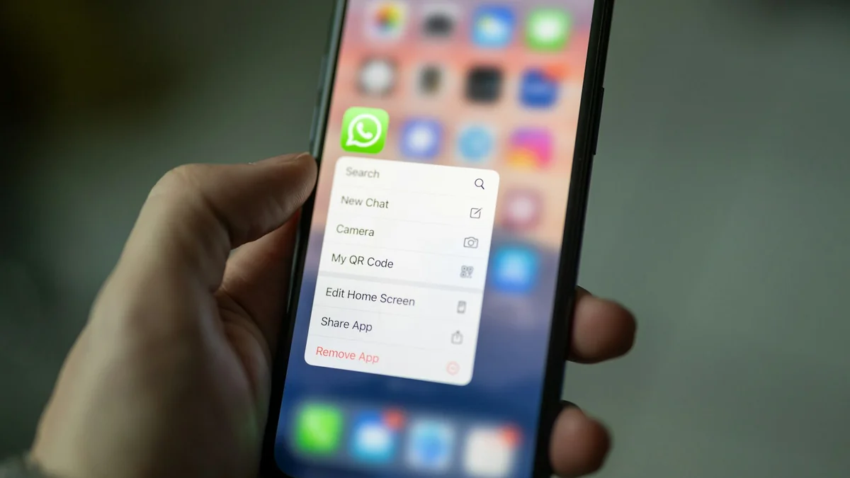Sahte WhatsApp uygulaması telefonda