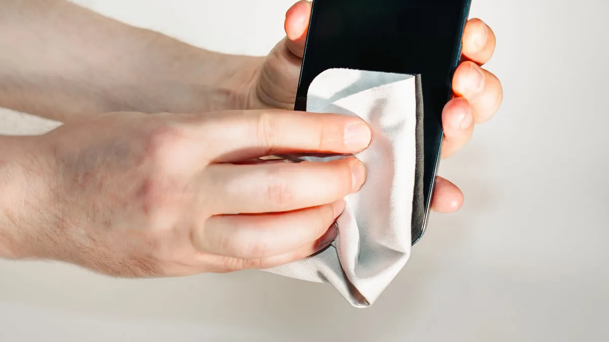 Telefonunuz Klozet Kapağından Daha mı Kirli? 2 Telefon ekranı bakteri temizliği için yumuşak bez