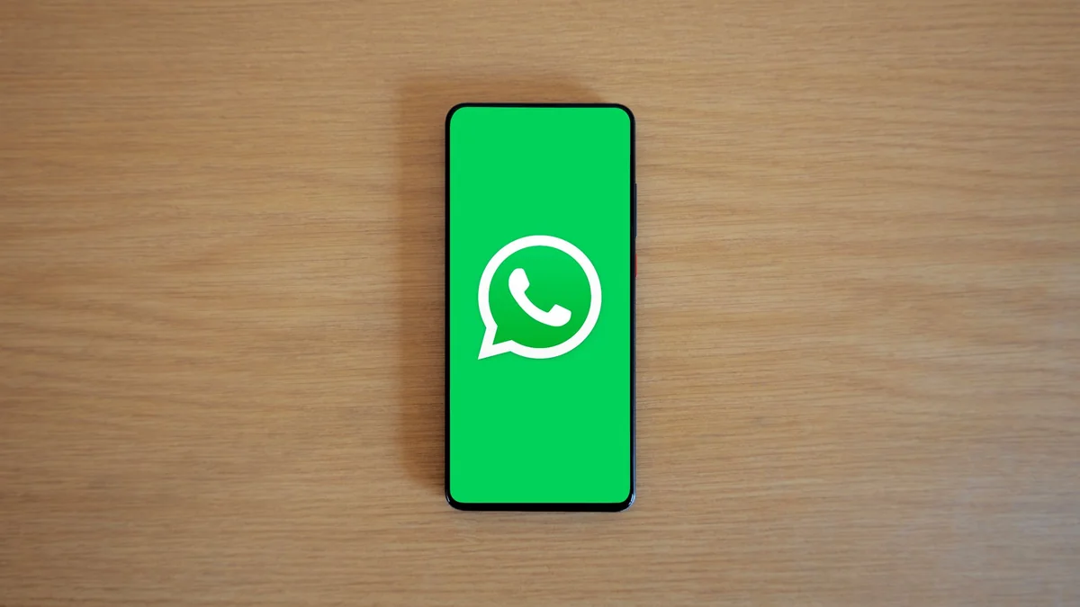 WhatsApp Uygulama İçi Tarayıcı Geliyor: Linkler İçeride Açılacak 2 iPhone ekranında WhatsApp uygulama içi tarayıcı